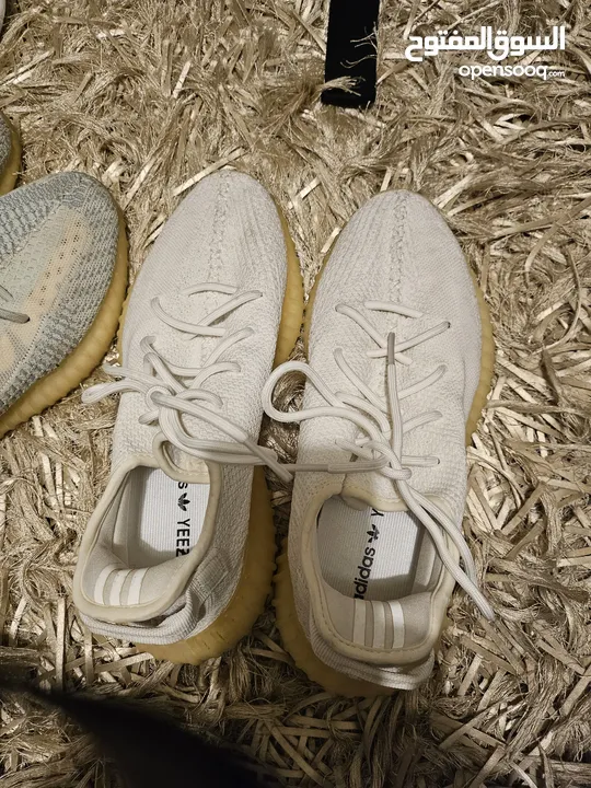 shoes Adidas Yeezy original 43وثلث الابيض اصلي والرمادي قياس 44 كوبي  بحاله ممتازه كانه جديد .