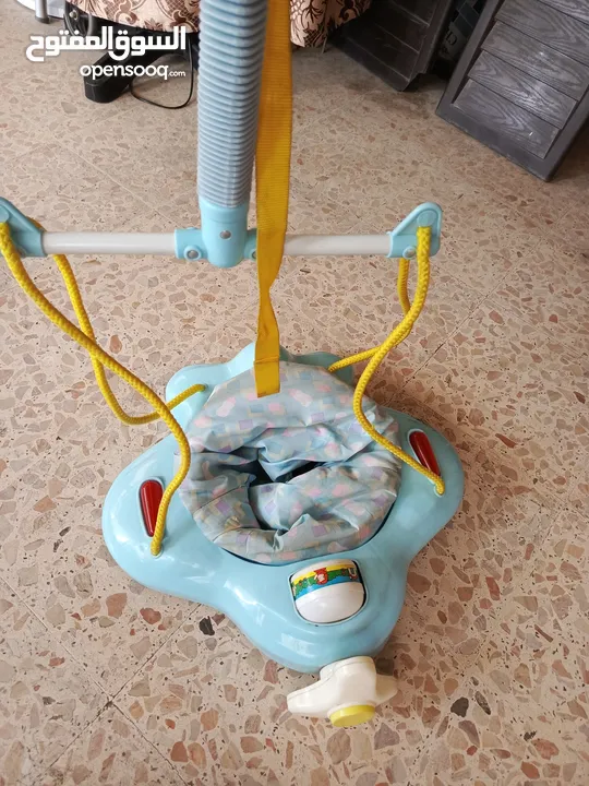 سرير هزاز بحالة ممتازة