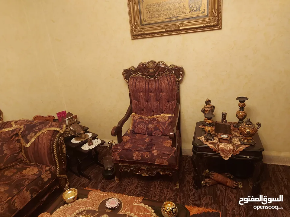 طقم كنب بحاله جيدا جدا  مع الطاولات