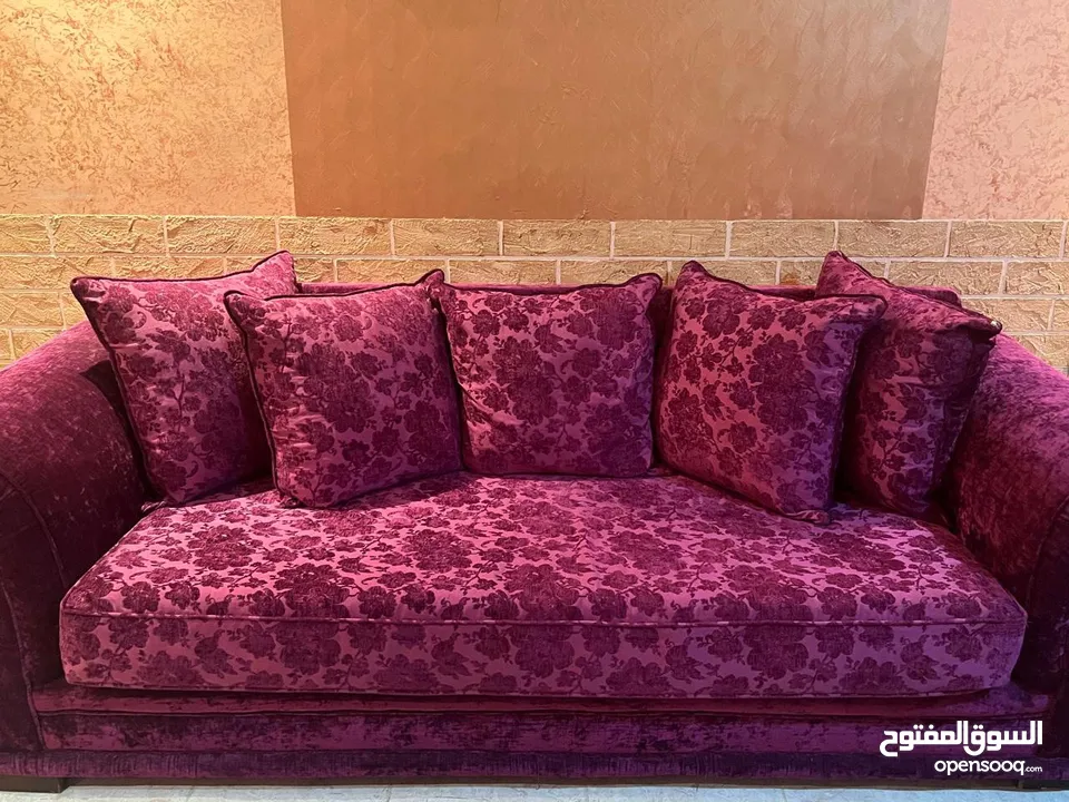 طقم كنب مع سجاده وطاولات للبيع وملحقات أخرى