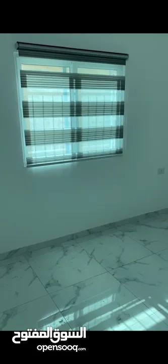 شقه سكنيه مفروشه جزئي تشطيب جديد فيها ثلاجه وتخوت وفرشات وخزانه