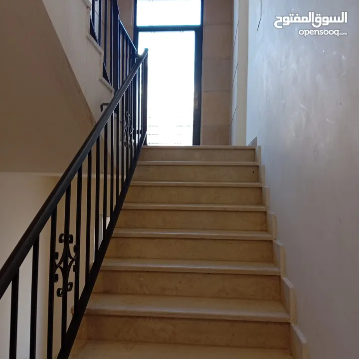 طريق المطار لم تسكن سوبر ديلوكس شقه فارغه للايجار + 240 متر 5 غرف نوم ـ 2 ماستر