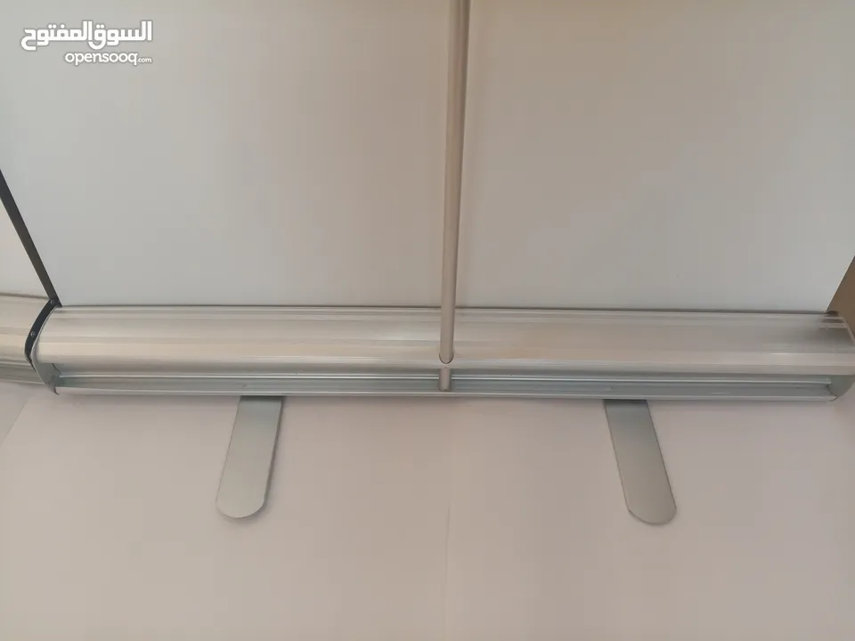 رول اب ستاند بانر للبيع عدد 3 قاعدة مع كامل اغراضة