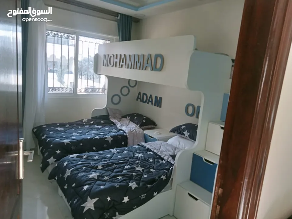 شقة على الشارع الرئيسي للايجار اسبوعي او شهري متاحة بعد .01.08.2025