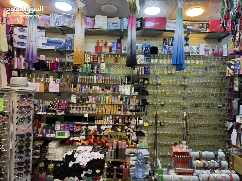 محل تجاري عطور ومكياج وشالات بسوق الوحدات