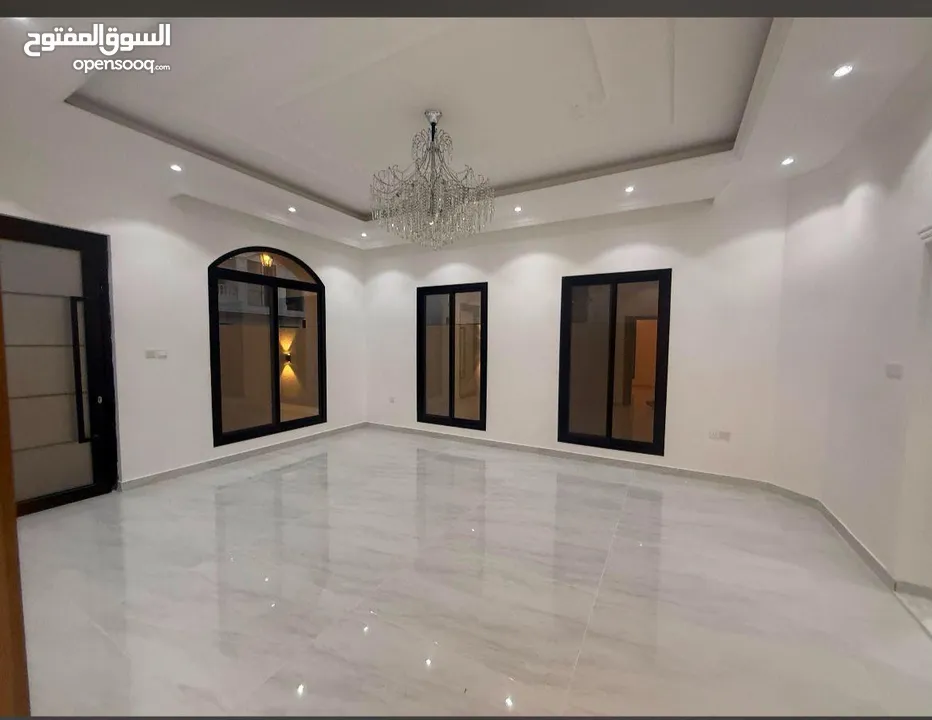 فيلا فاخرة للبيع في الحليو - مقابل أزھى زاوية مميزة – موقع راقٍ وسكني