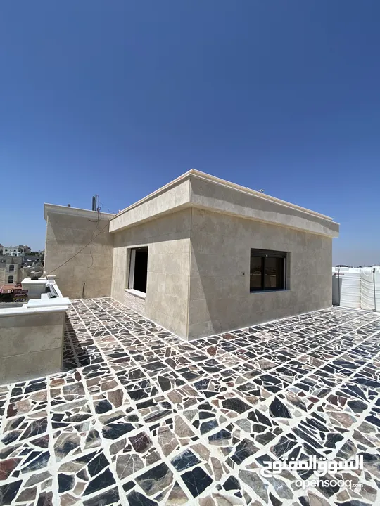شقة طابق اخير مع روف 230 متر وتراس 100 متر على شارعين  طريق المطار خلف المدارس العالمية بسعر مميز