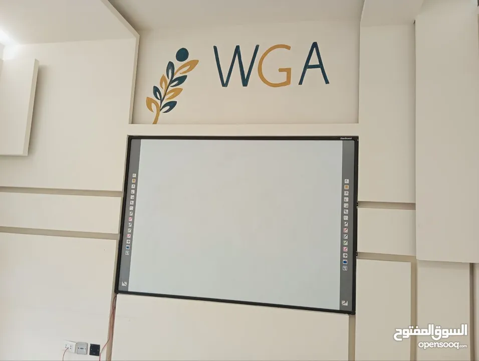 أثاث مكتبي وأدوات ومستلزمات للتدريب داتا شو ولوح ذكي، كراسي، طاولات، مكاتب ، نافورة، رفوف، حائط، باب