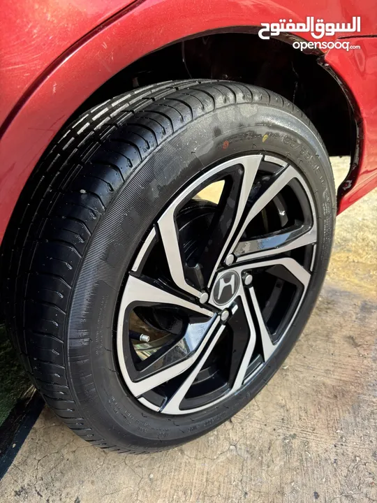 هوندا سيفيك تعتبر السياره في وضع جيد جدا من حيث حالتها القياديه  لا يوجد ضربات في الشصي