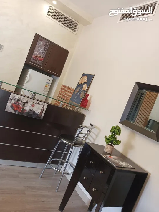 روف مفروش مع تراس ذات إطلالة رائعة جداً في منطقة الجاردنز للايجار 320دينار شهري