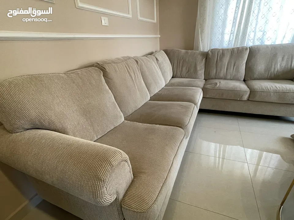 كنب زاوية امريكي بحالة جيدة جداً مع طاولة وسط ممتازة