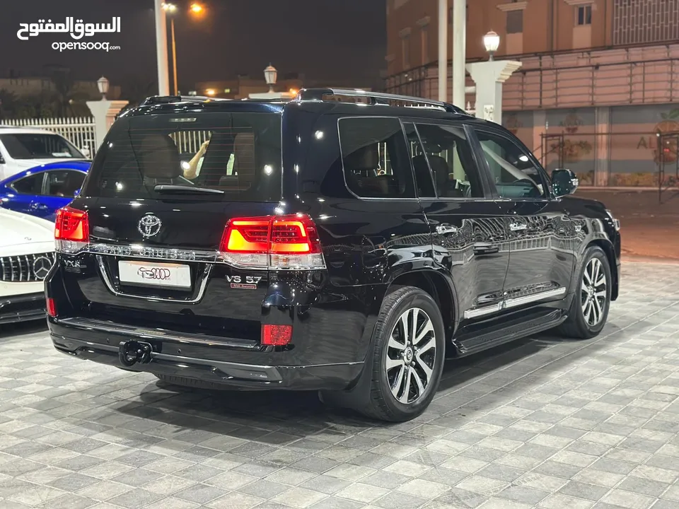 Land Cruiser VXS Black Edition