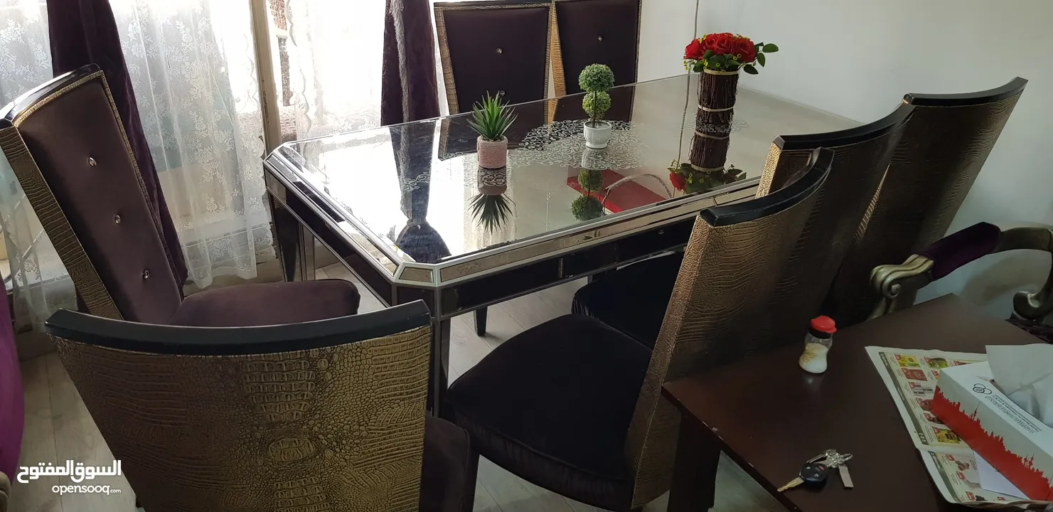 Shiny Smooth Surface kids safe Dining Table in Very Good condition- 7 Chairs