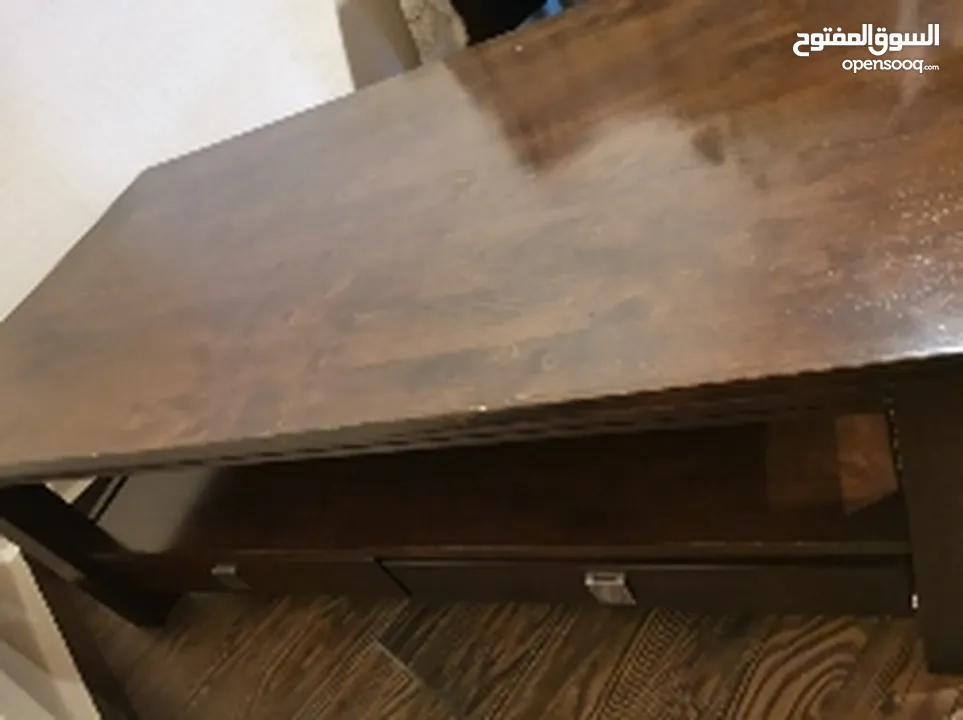 طاولة خشب بني غامق