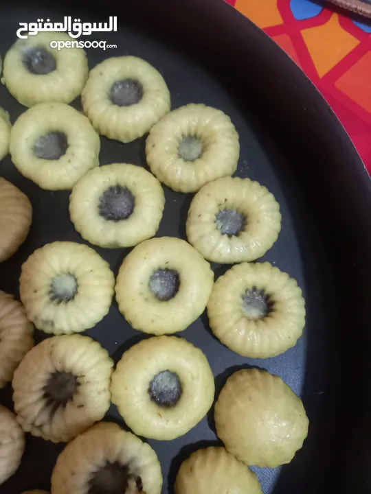 كعك ومعمول بأشكال وأنواع مختلفه اضافه إلى جميع انواع المعجنات وطبخ شعبي