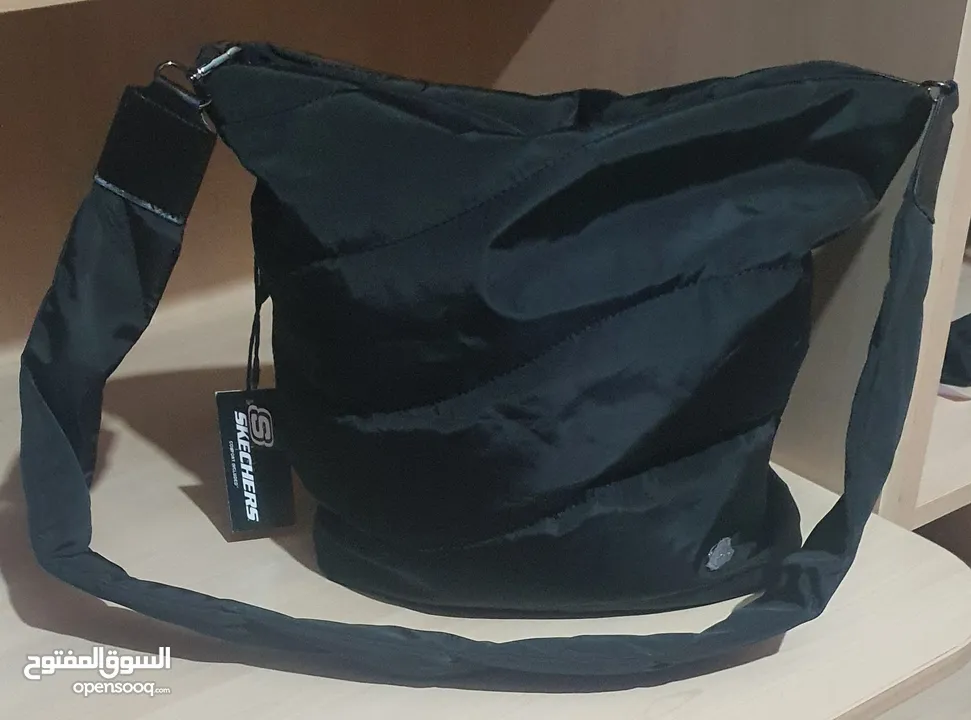 حقيبة كتف سوداء ماركة سكتشرز