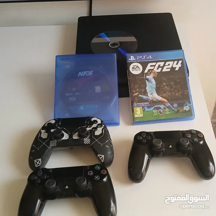 بلايستيشن 4 slim مع ثلث ايادي اصليات وحدااحترافية وسيديات فيفا24 و نيد فور سبيد و gta5  الجهاز SSD 5
