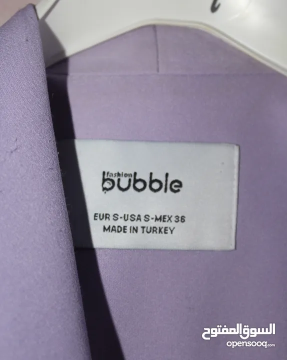 طقم نسائي كلاسيكي بلون لافندر بلمسة عصرية وتفاصيل بيضاء أنيقة