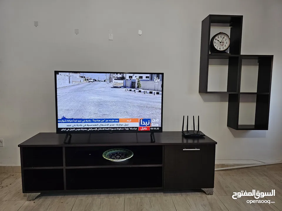 طاولة تلفزيون مع رفوف ديكور خشب ثقيل