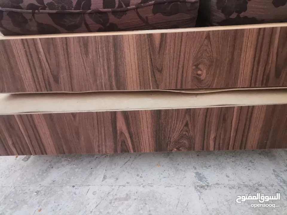 ثلاث تخوت مفرد