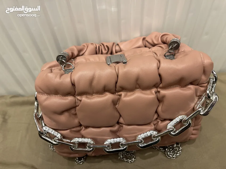 شنطة صغيرة زهرية أنيقة وأنيقة للبيع - مناسبة للمشاوير والطلعات  اليومية بحالة ممتازة ونظيفة جداً جيد