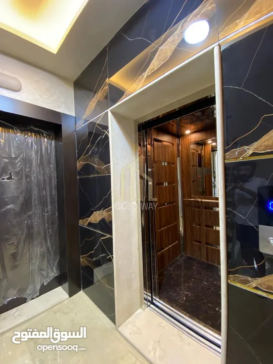 في موقع مميز في أم أذينة تملك شقة طابق أخير مع روف 215م بتشطيبات راقية / ref 9509
