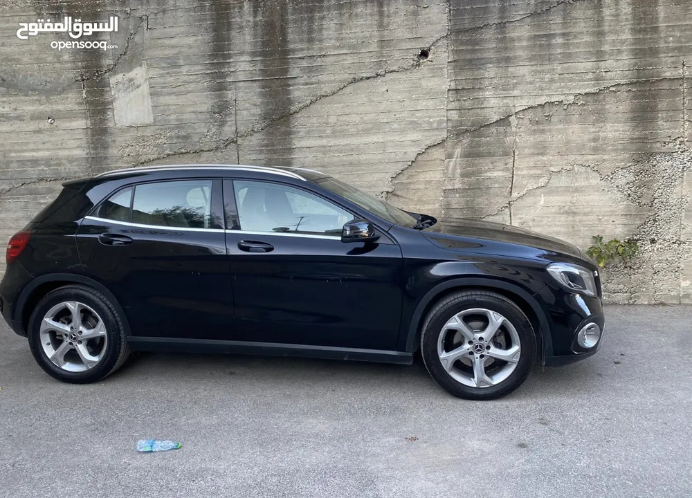 مارسيدس Mercedes Benz gla 200 2018 مع فتحة بانوراما