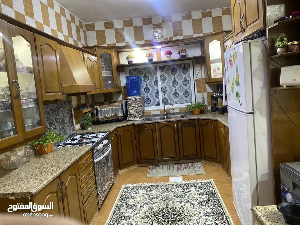 كنب ومطبخ للبيع مع برادي