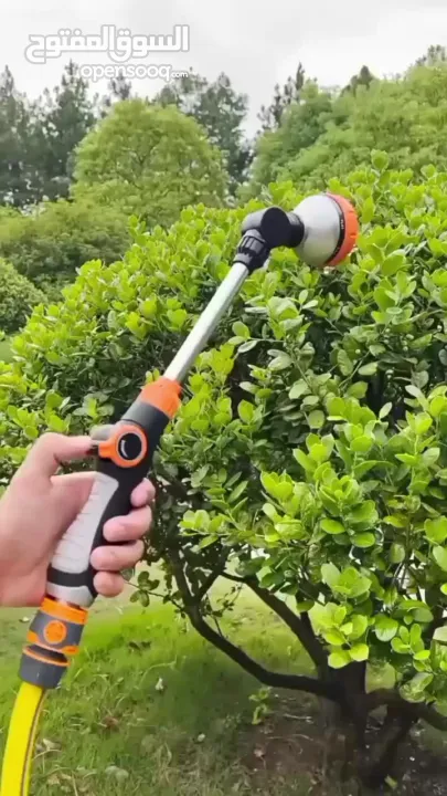 فرد رش الماء بـ 8 وظائف مصمم للاستخدام مع خرطوم الحديقة.  يحتوي على 8 أوضاع رش .