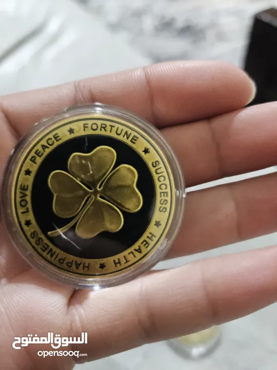 3 عملات تذكارية .