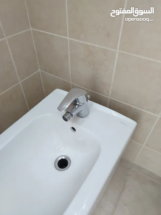 3 اطقم مع شور بوكس شبه جديد حمامات للبيع المستعجل
