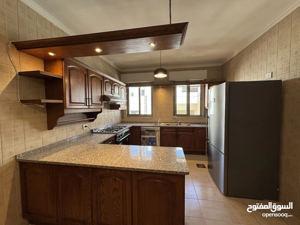 شقة 3 غرف نوم باطلالة رائعة في عبدون  ( Property 43136 )-175084200