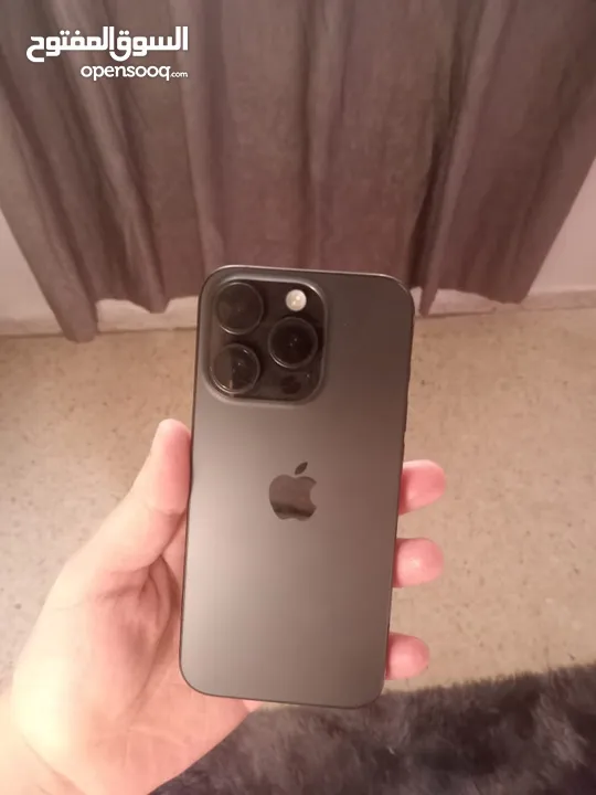 ‏بسم الله الرحمن الرحيم ايفون15برو بحالة جديد كفالة Apple شغالة بطارية91