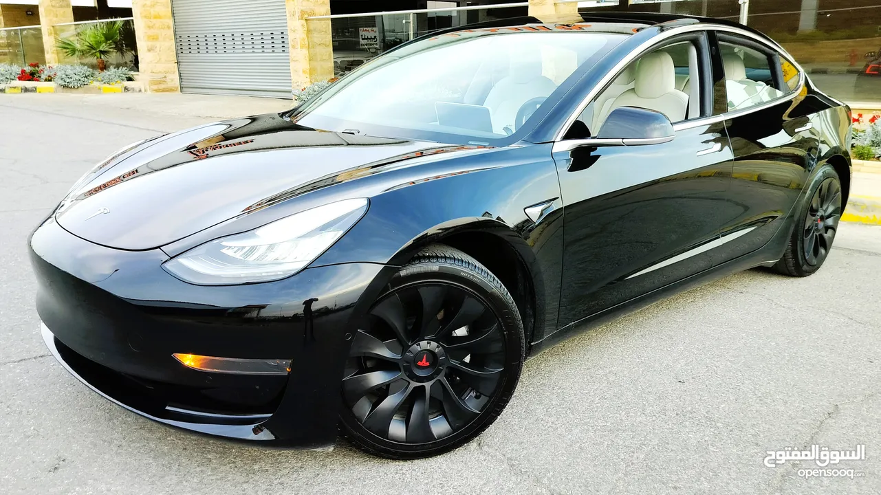 تيسلا 2020 model 3 فحص كامل اوتوسكور +B بحالة الوكالة لون مميز غرفة بيضا ممشى قليل للبيع بسعر محرووق