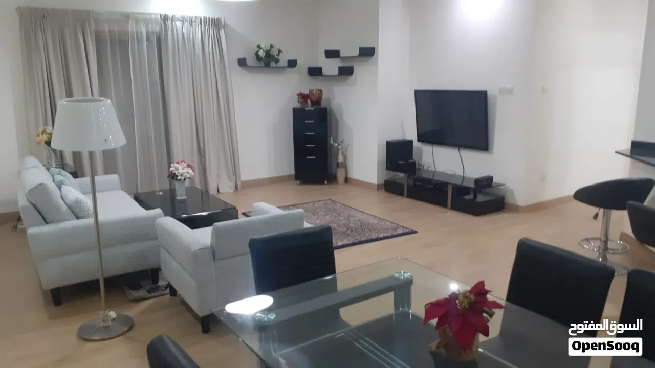 شقة كبيرةمفروشه في الجفيرمن غرفتين تملك حر للبيع