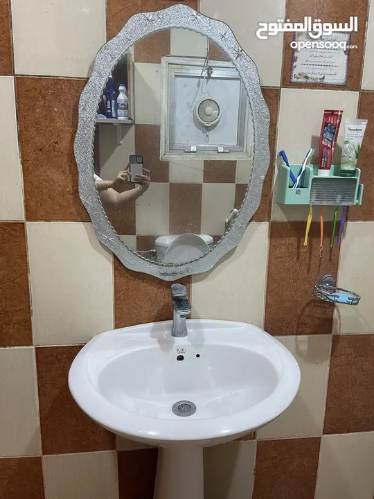 Wash basin with mirror