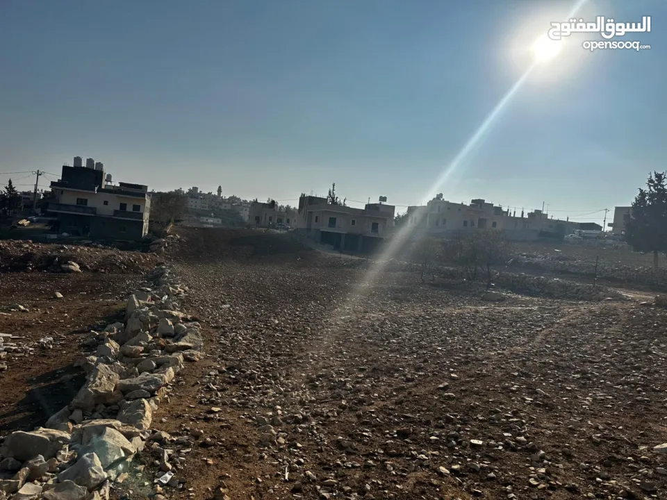 قطعة أرض مستوية مميزة قُرب بيت ساحور و تبعد 7 دقائق عن مزموريا قُرابة الدونمين ( 1940 م2 ) منطقة أ