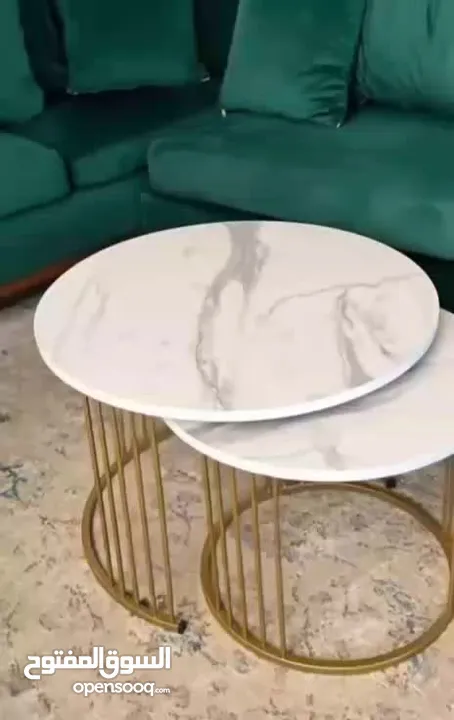 طاولات مودرن متداخلة فخمة تصميم راقٍ يجمع بين البساطة والأناقة، سطح رخامي أبيض بنقشة طبيعية