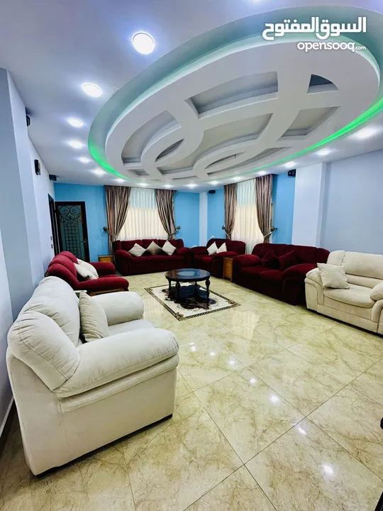 طقم كنب دب11 مقعد بحالة ممتازه