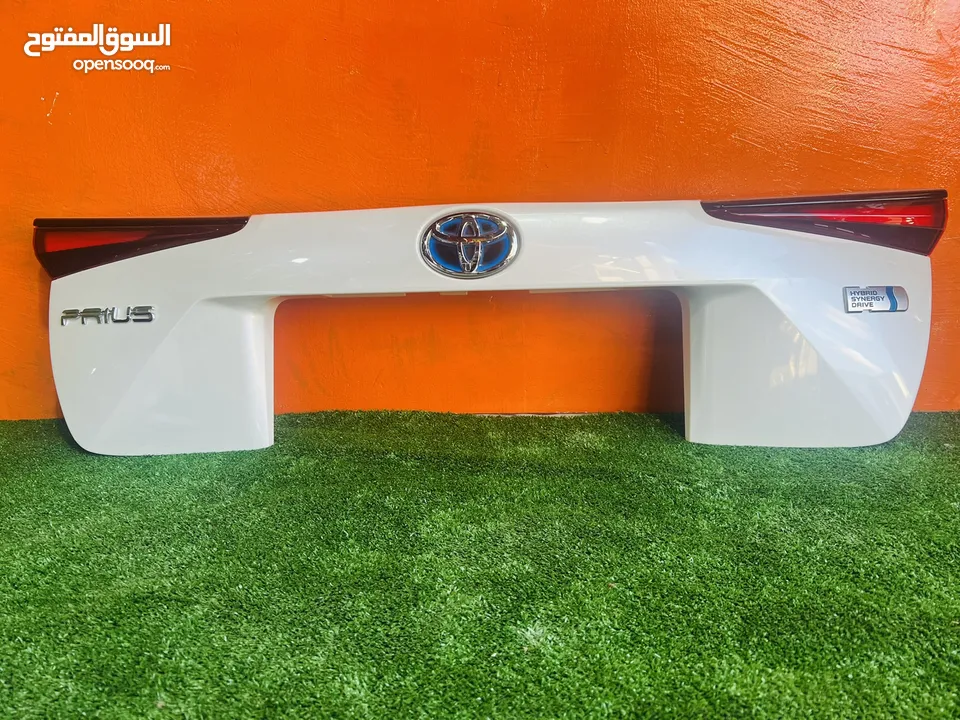 تويوتا بريوس 2019/2022 حاضنة نمرة غطاء خلفي  عاكسة صندوق خلفي بريوس2019/2022اضوية خلفية تويوتا بريوس