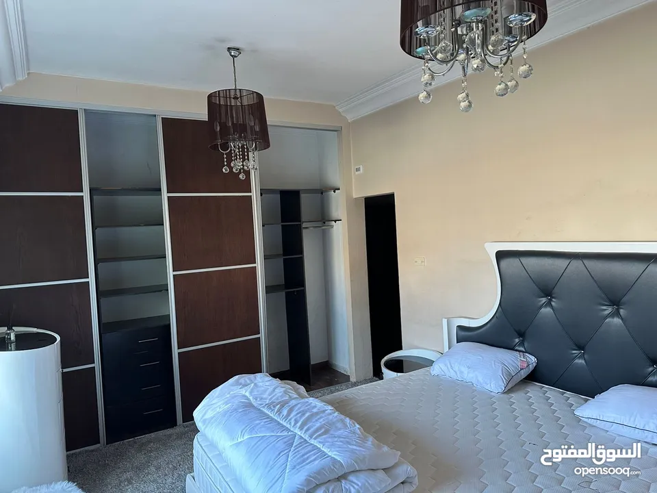 شقه من فيلا(غير مفروشة )للايجار طابق اول ب 360 ويوجد شقة صغيره طابق ارضي مدخل مستقل (غير مفروشة)150د