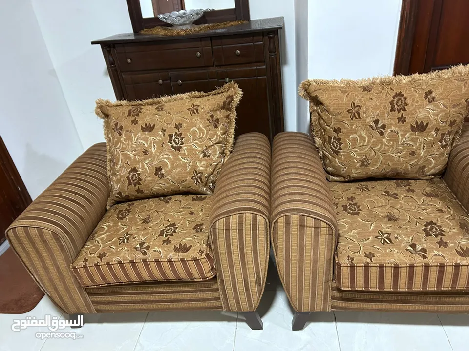 طقم كنب 7مقاعد للبيع بحالة جيدة جدا  السبب ا ضيق المكان