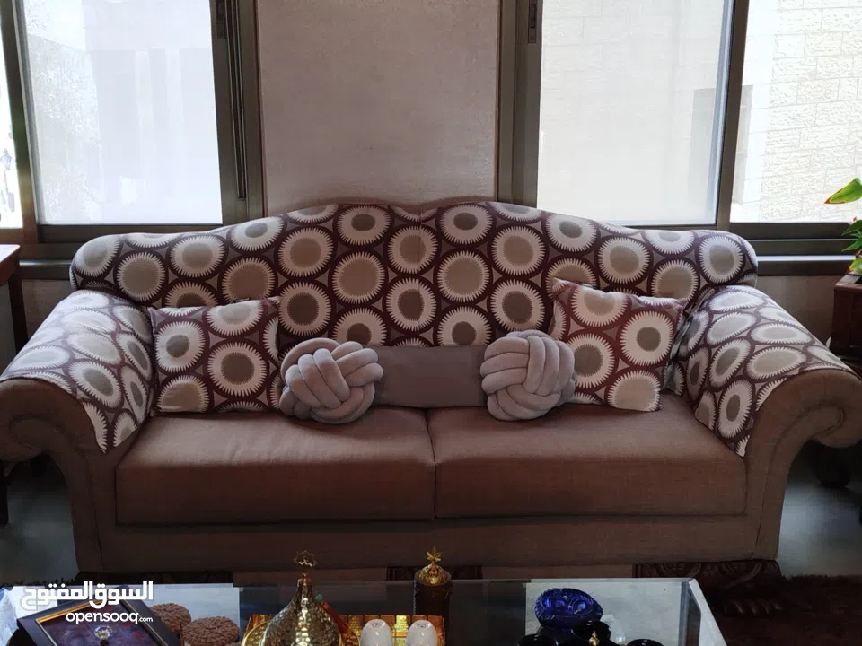 طقم صالون ضيوف معك طاوله وسط شبه جديد