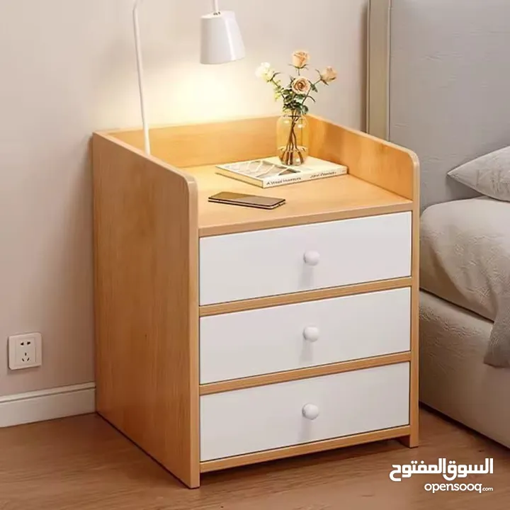 كومدينا خشب أنيقة وعملية، 3 جرارات ودرج علوي فيه قفل عشان تحفظ أغراضك الخاصة بأمان!