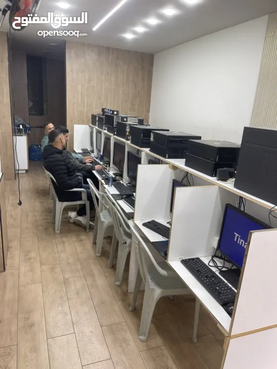 17 جهاز كمبيوتر مع شبكتهم مع طاولات للبيع