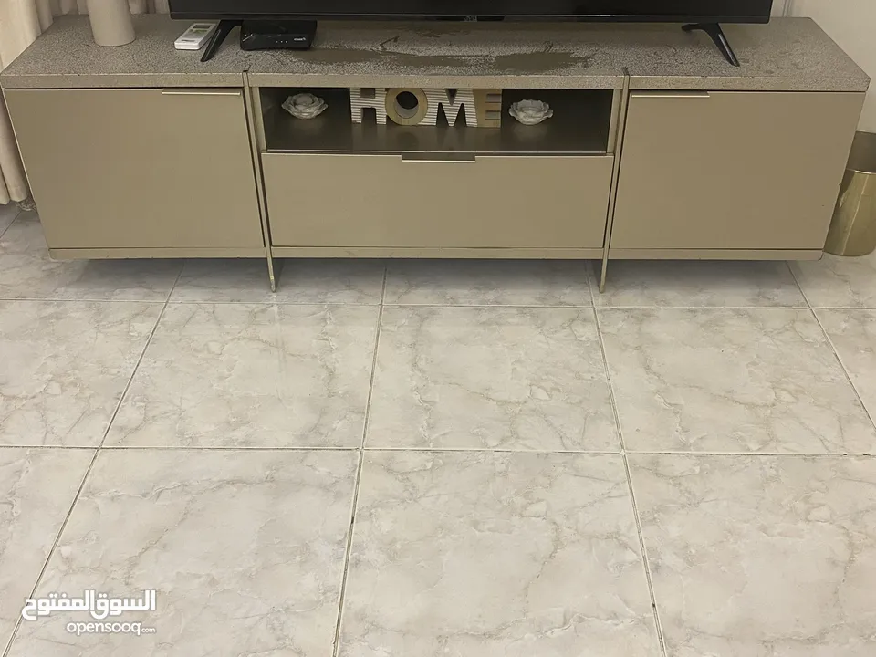 طاولة تلفاز مع ادراج تخزين للبيع  Tv table