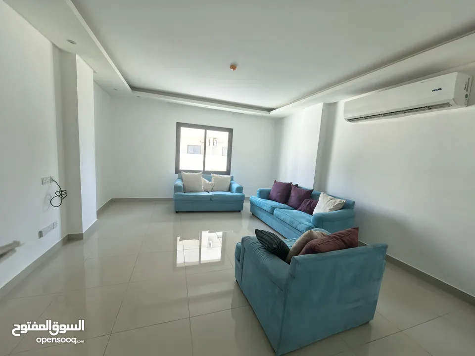 للايجار شقه سكنية نظيفة جدا مع التكييف .مكونة من.  غرفتين صالة ومطبخ  وحمامين موقع ممتاز