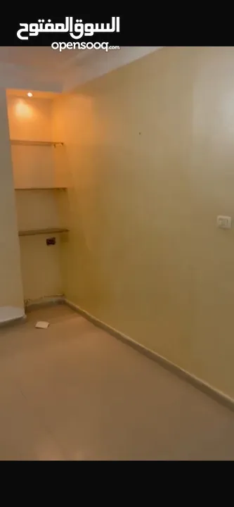 ثلاث غرف نوم غير مفروشةً