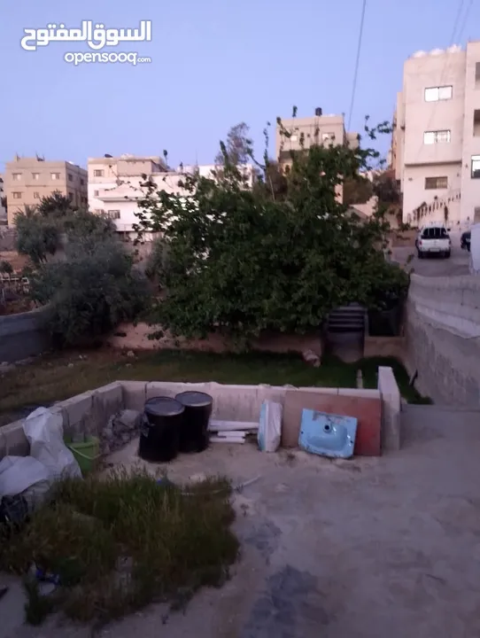أرض للبيع بمساحه 678:340 متر عليه بيت قديم 100م يوجد فيها أشجار الزيتون وتوت وتين ولمون وعنب على شار
