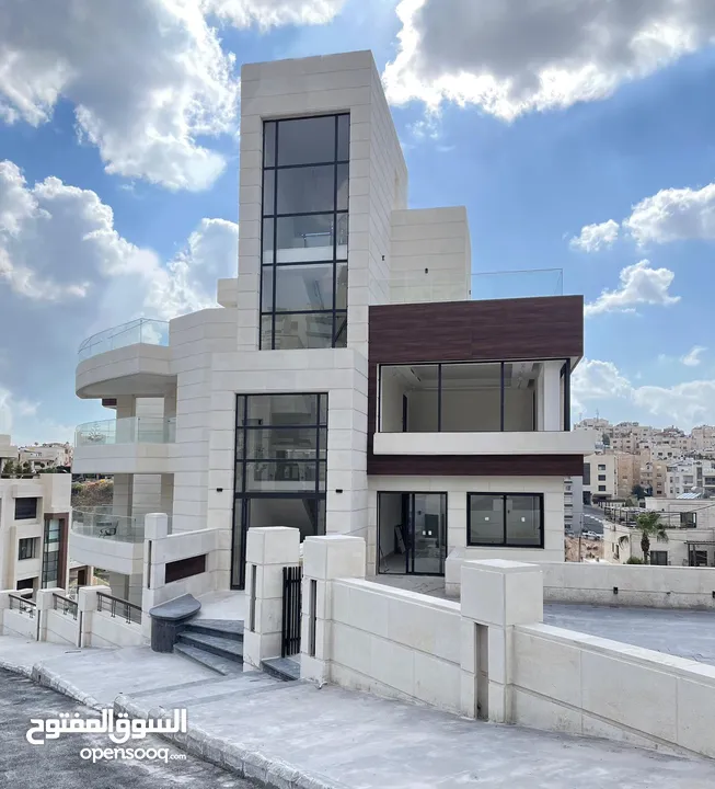 شقة فاخرة بإطلالة  مميزة بارقى مناطق عمان الغربية الجبيهة ارضي واخير مع رووف وطوابق